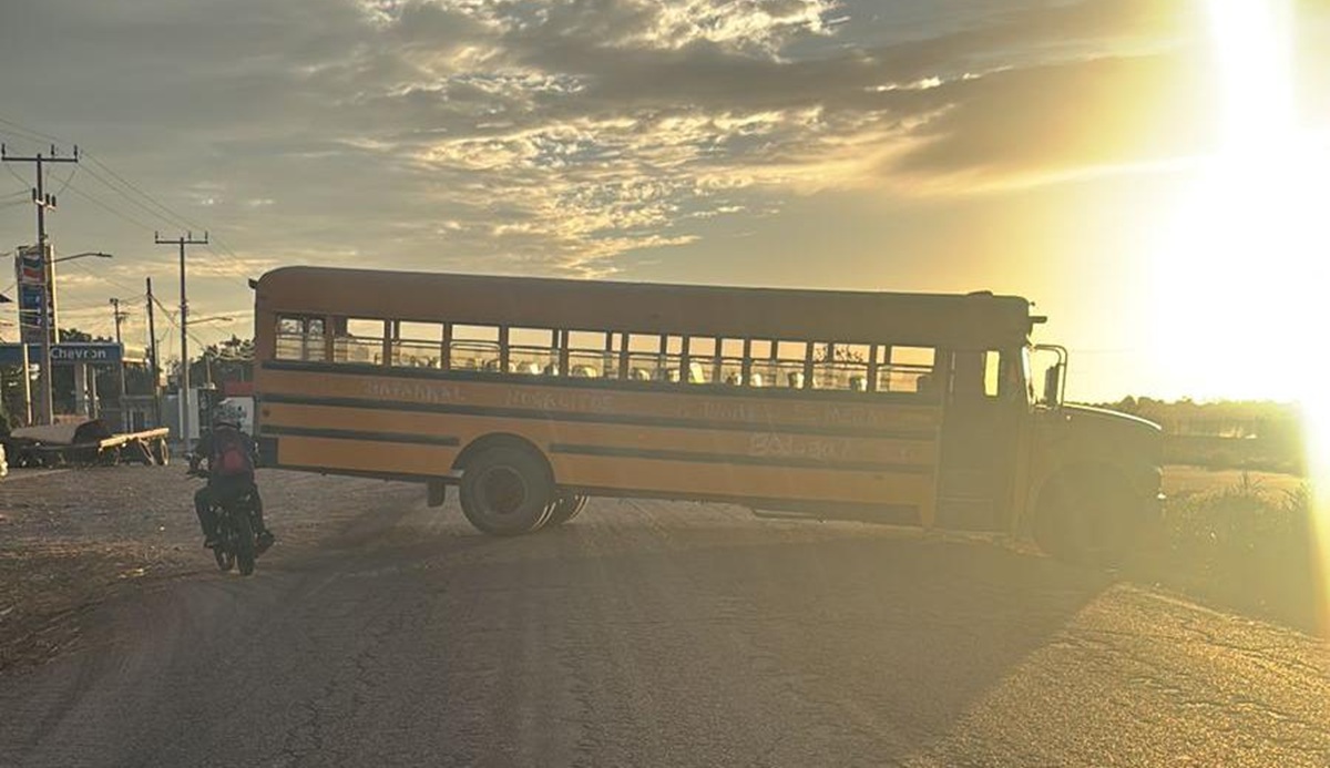 Atraviesan camión de transporte en carretera de Villa Juárez, Navolato