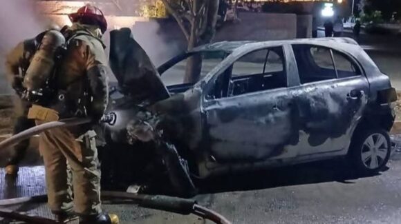 Automóvil se incendia tras chocar contra camellón en Mazatlán, Sinaloa; no hay lesionados