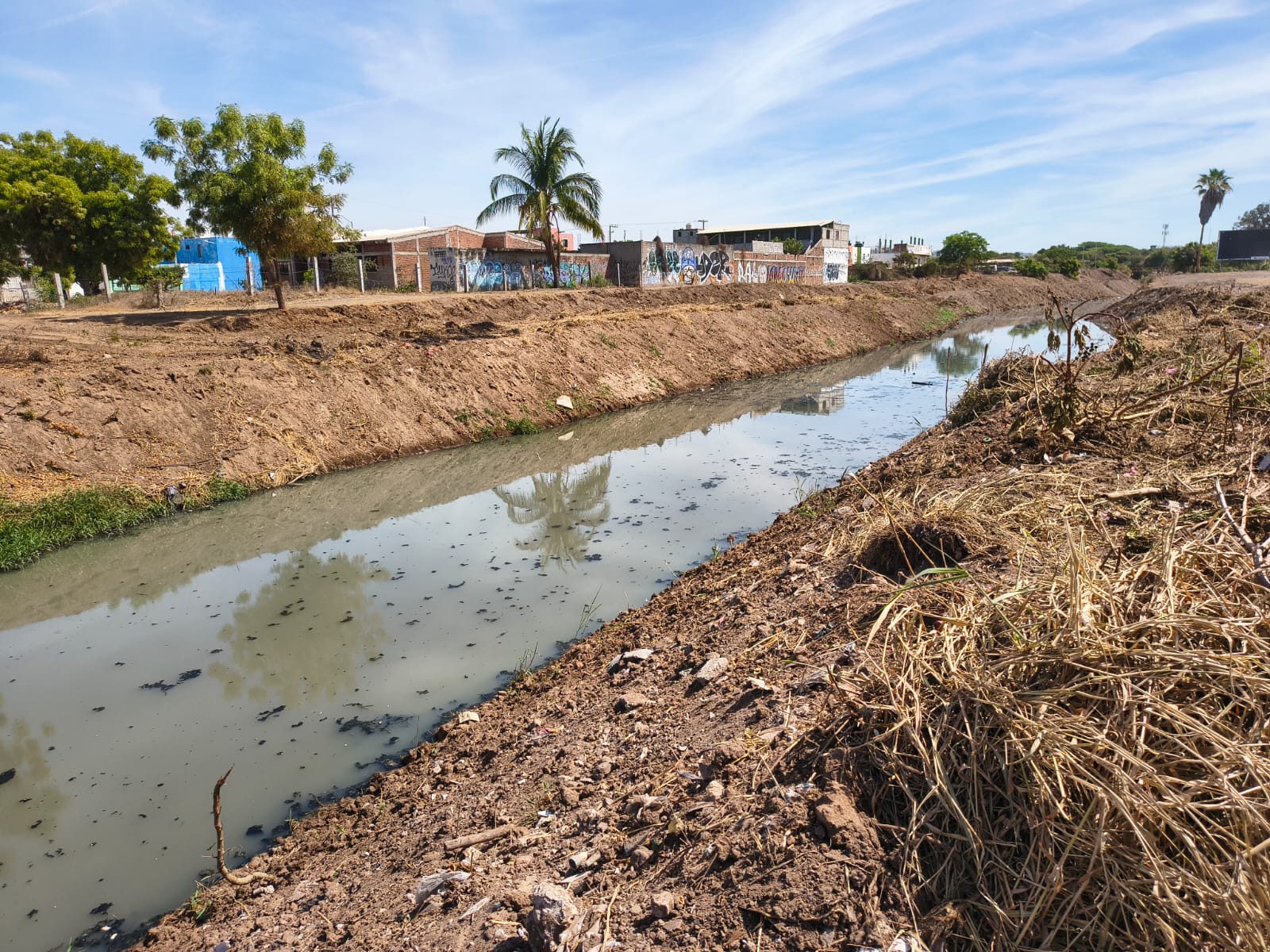 Avanza limpieza de canales pluviales en Mazatlán