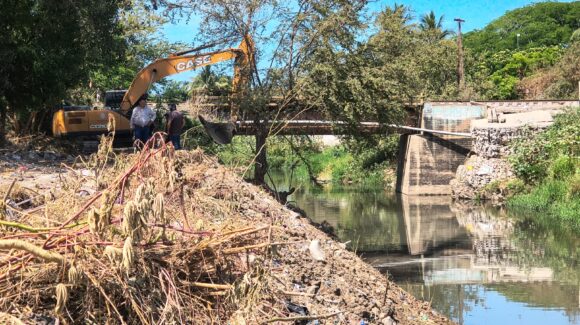 Mazatlán, Sinaloa, avanza en limpieza de canales; suman 20 kilómetros previo a temporada de lluvias