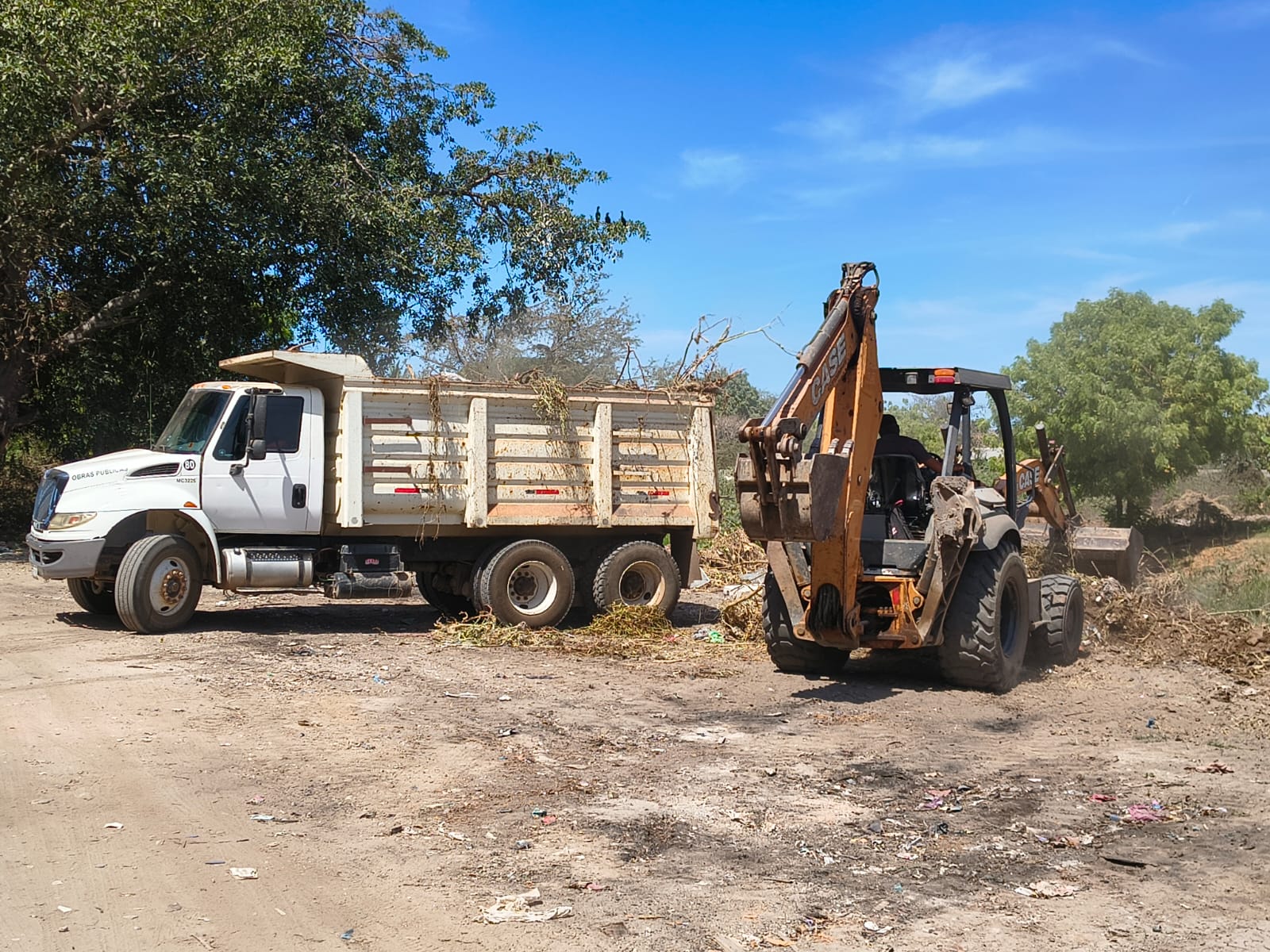 Avanza limpieza de canales pluviales en Mazatlán