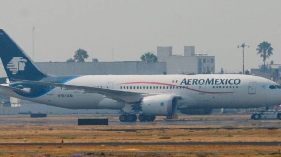Vuelo de Aeroméxico rumbo a Corea del Sur regresa a CDMX por daño en parabrisas; viajaba un grupo de “influencers”
