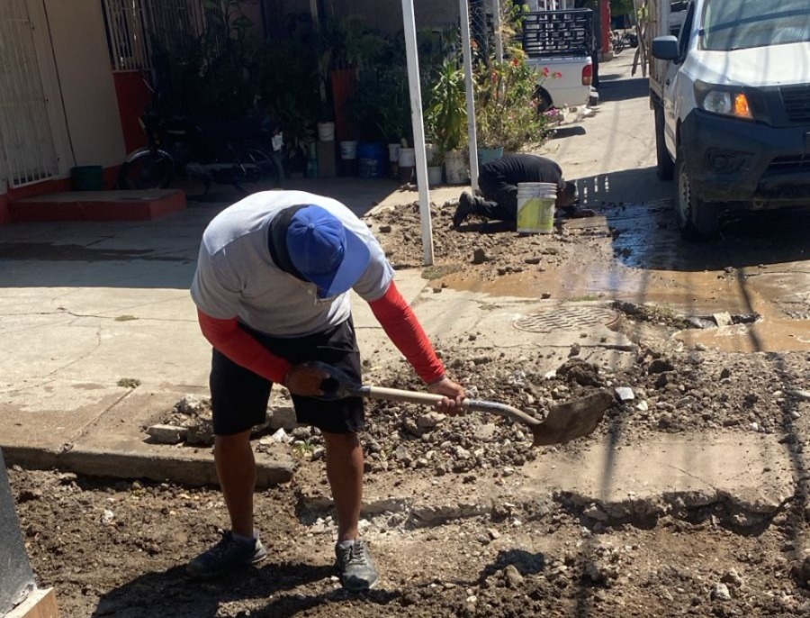 Inician trabajos de bacheo en la avenida Santa Rosa, Mazatlán