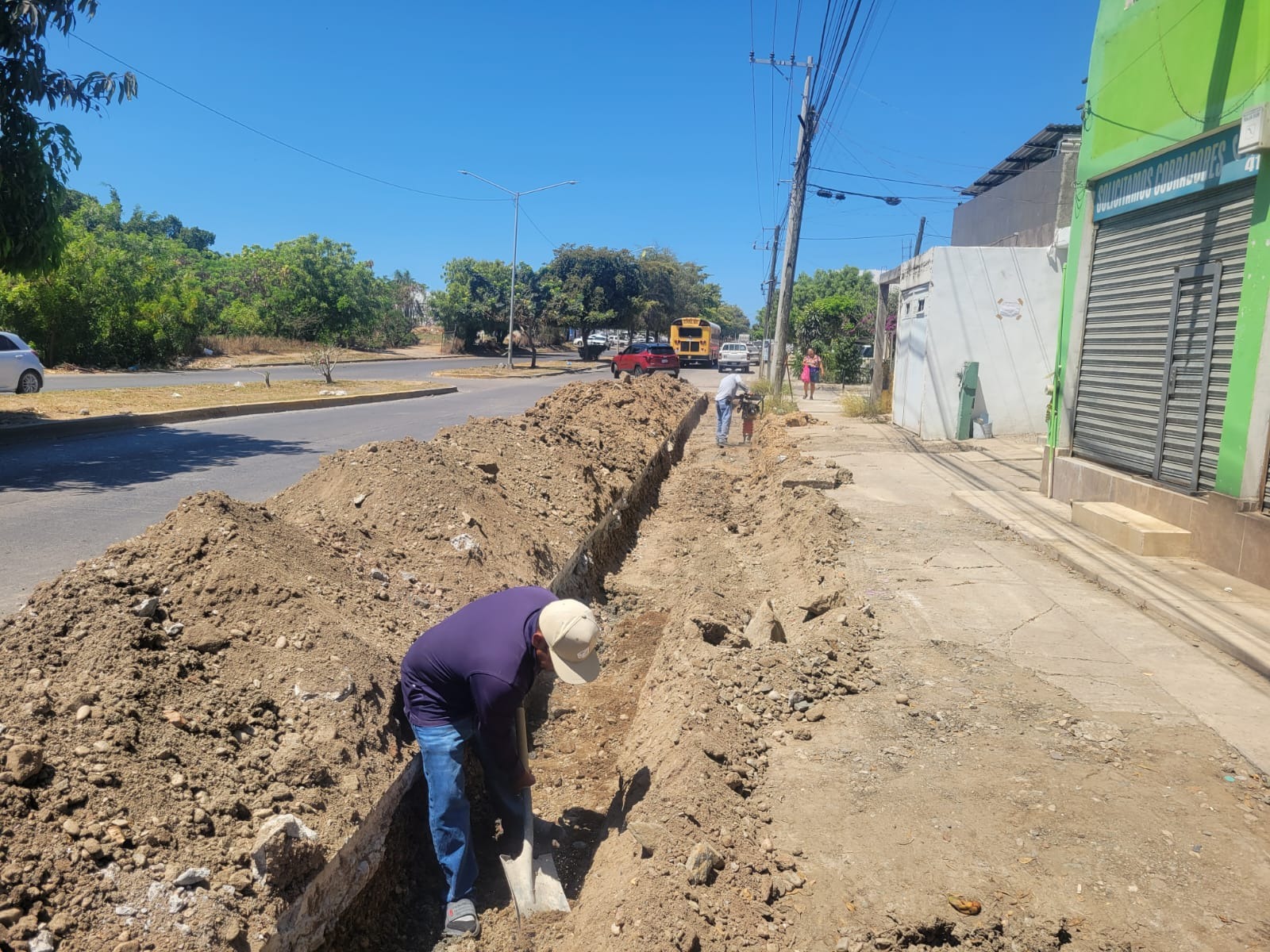 Inician trabajos de bacheo en la avenida Santa Rosa, Mazatlán