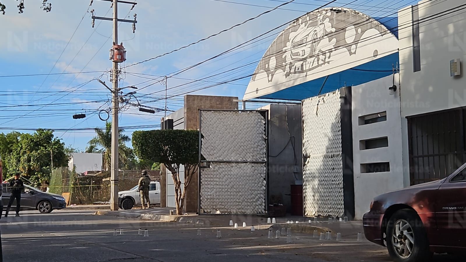 Balean autolavado en la colonia Lombardo Toledano, en Culiacán
