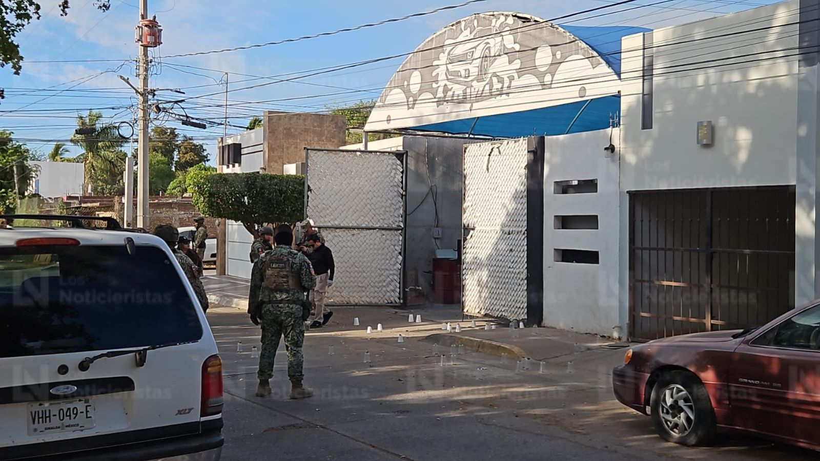 Balean autolavado en la colonia Lombardo Toledano, en Culiacán