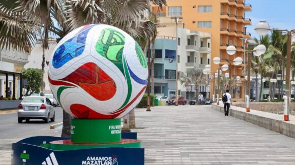 Balón gigante rumbo al Mundial 2026 llega a Olas Altas en Mazatlán
