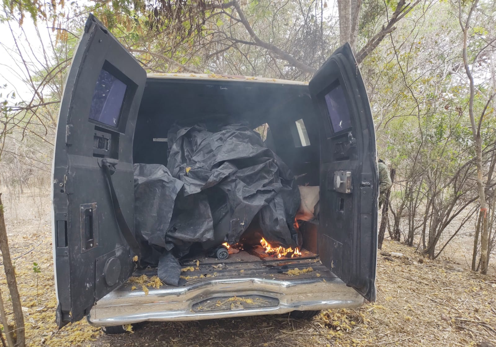 Camioneta blindada asegurada en Elota