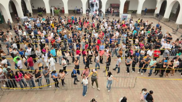 “Es un regalo super hermoso para nuestras mamás”: miles acuden por boletos gratis para el concierto de la Banda MS en Culiacán