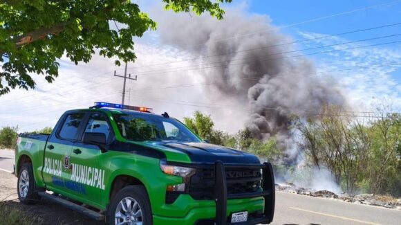 Autoridades atiende incendio de maleza en Guasave, Sinaloa