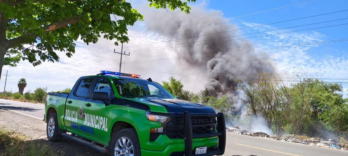 Incendio de maleza sobre la carretera a El Burrión, Guasave