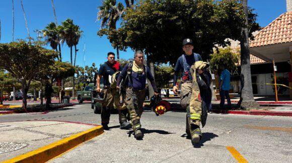 Tras más de 30 horas de arduo trabajo, Bomberos de Los Mochis se retiran de la Plaza Fiesta Las Palmas