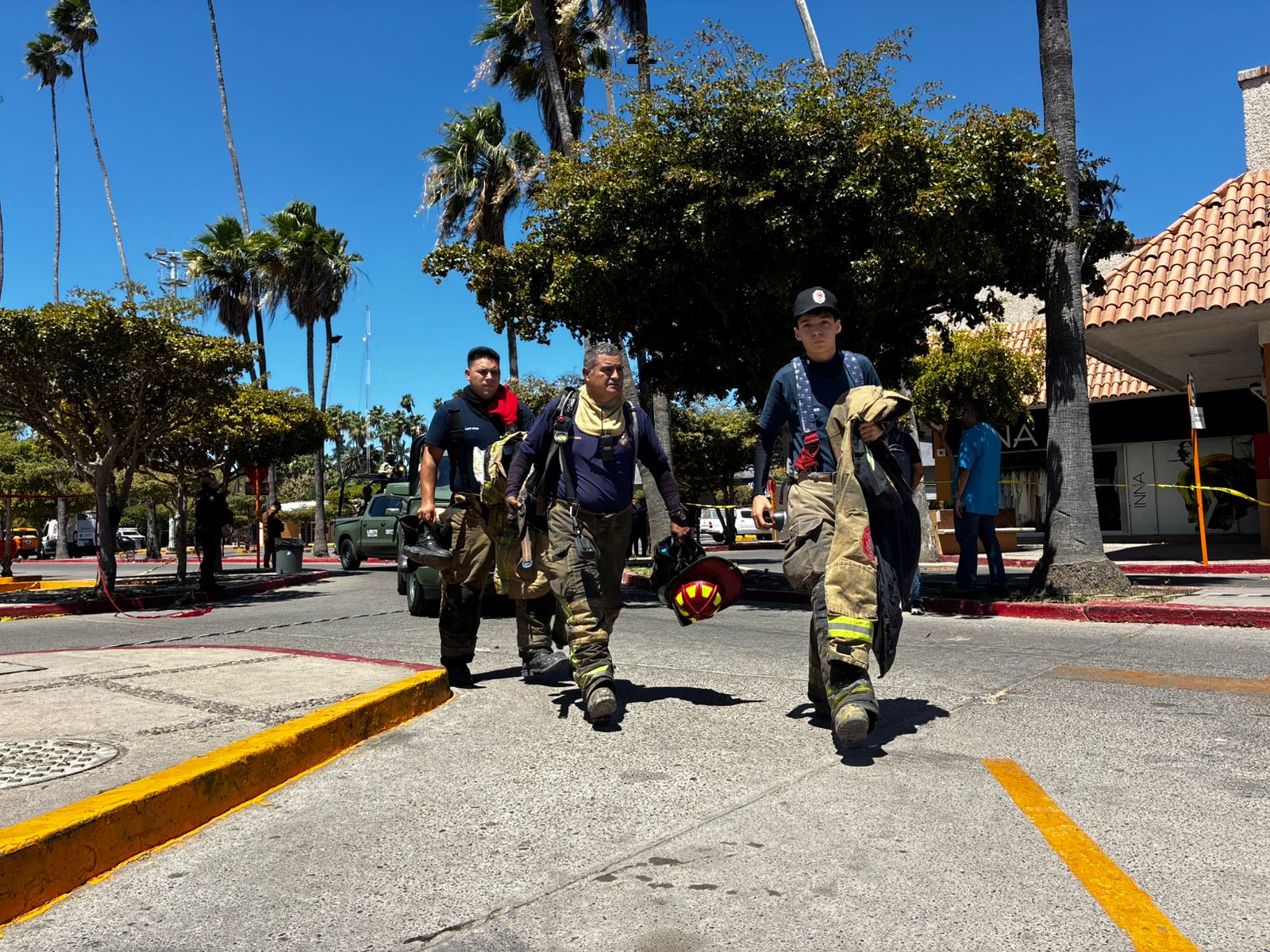 elementos de Bomberos de Los Mochis en Plaza Fiesta Las Palmas