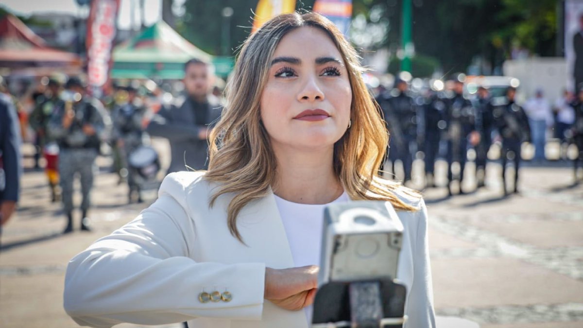 brenda garcia directora de icatsin encabezo el izamiento de bandera