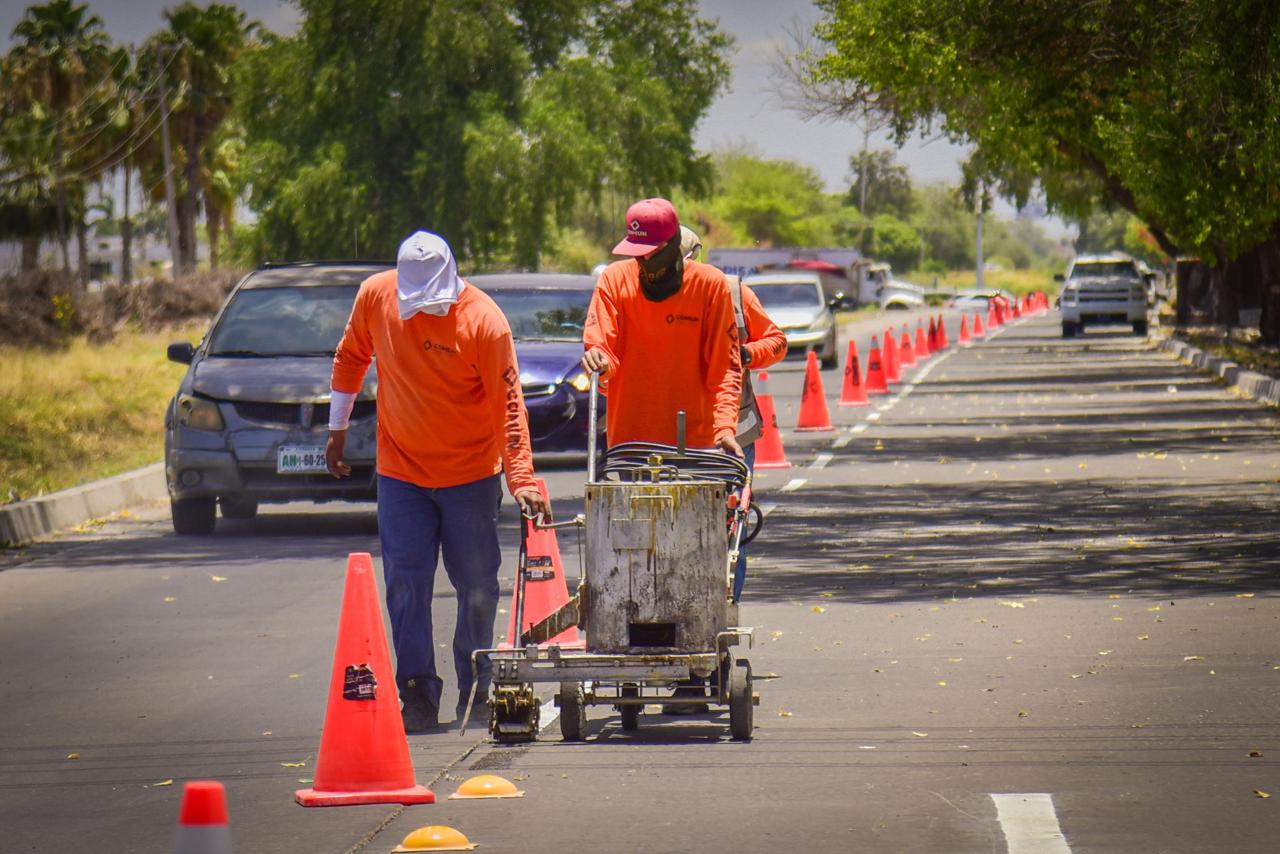 Colocan boyas, señalamientos de alto y pintan guarniciones en bulevar donde murieron dos automovilistas en Los Mochis