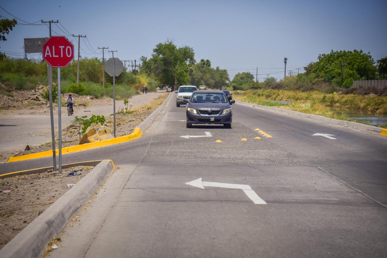 Colocan boyas, señalamientos de alto y pintan guarniciones en bulevar donde murieron dos automovilistas en Los Mochis