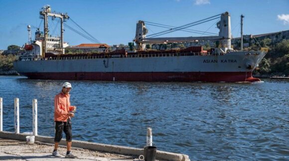 Buque con ayuda de México y Uruguay arriba a La Habana