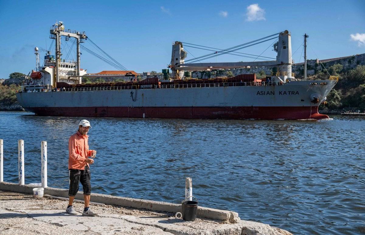 Buque comercial cargado con ayuda de México y Uruguay arribó este lunes a La Habana