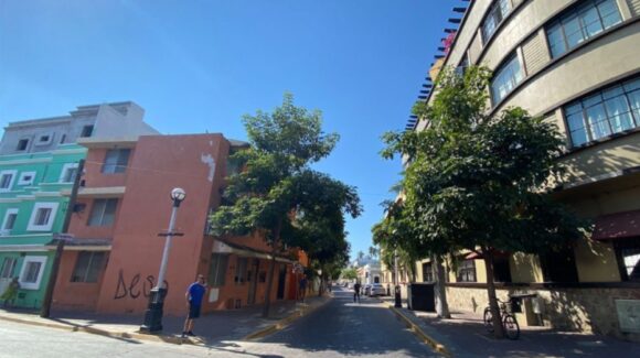Por trabajos de bacheo, cierran importante vialidad del Centro Histórico de Mazatlán, Sinaloa