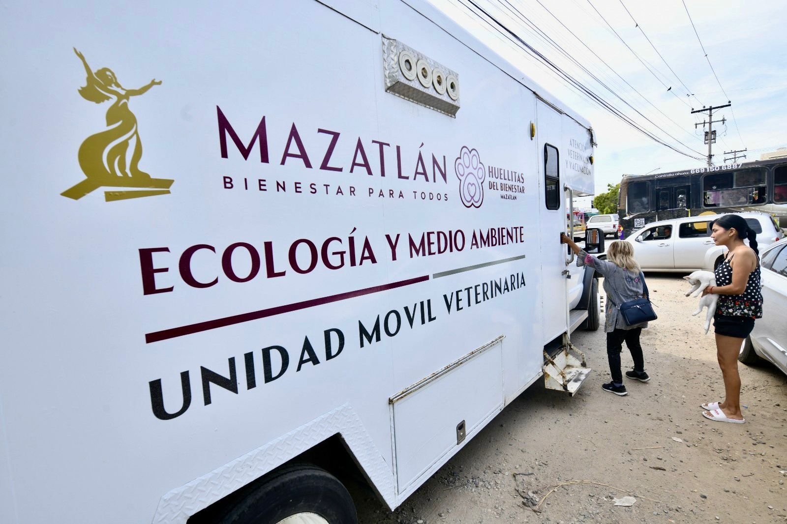 Camión esterilizador de mascotas en Mazatlán