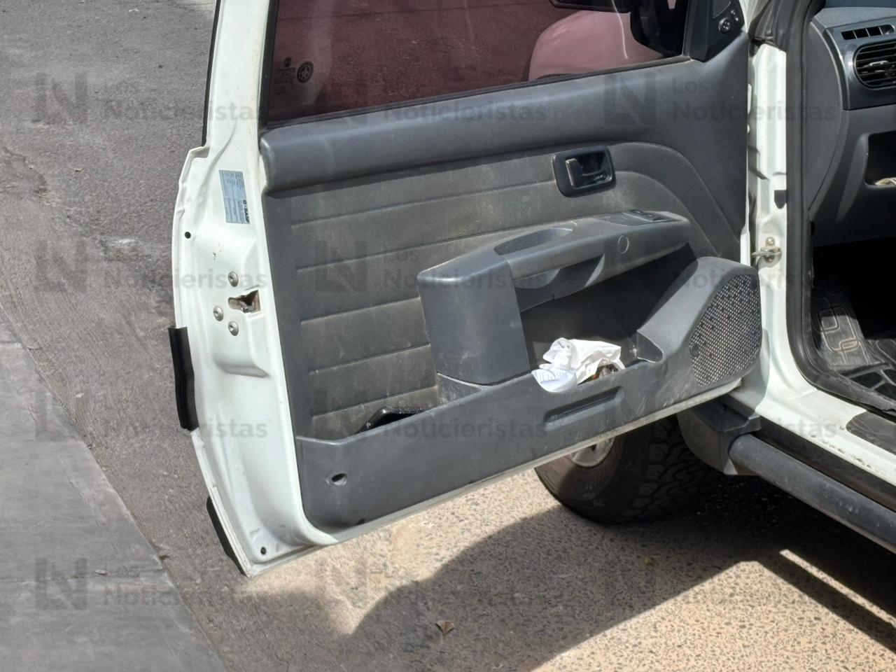 Abandonada localizan una camioneta en la colonia Canaco de Culiacán