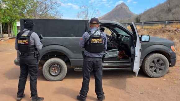 ¡El conductor huyó entre la maleza! Agentes de la SSPC aseguran camioneta blindada y un arma en La Campana, Culiacán
