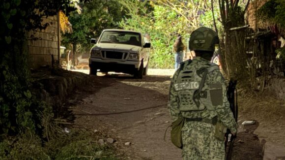 Localizan camioneta baleada y ponchada en el campo El Diez, en Culiacán, Sinaloa