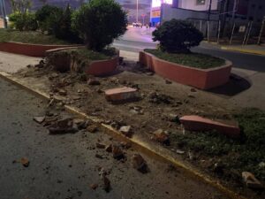 Camioneta choca contra jardinera en Mazatlán