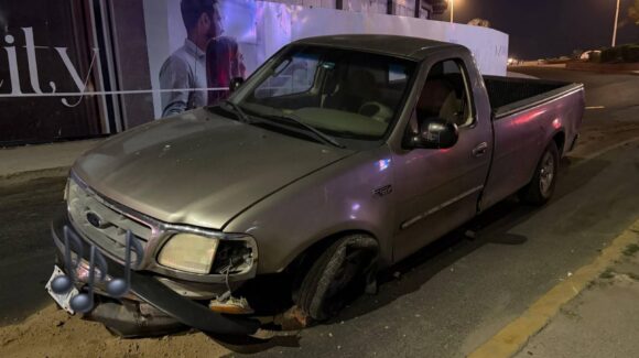 Aparatoso choque deja daños en jardinera de la avenida Insurgentes, en Mazatlán, Sinaloa