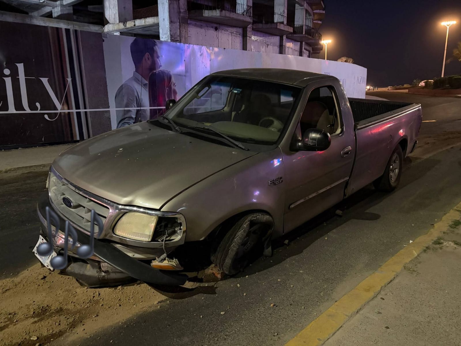Camioneta choca contra jardinera en Mazatlán