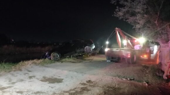 Conductor de vehículo cae a canal de riego en el ejido Primero de Mayo, Ahome, Sinaloa