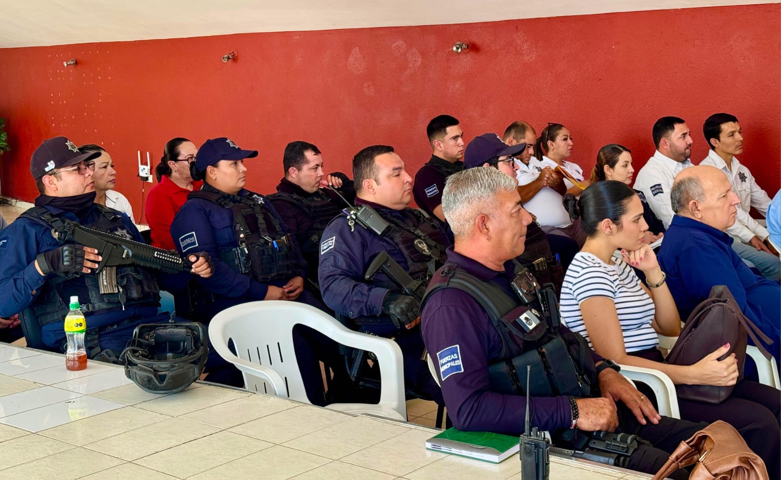 Capacitan a policías de Guamúchil sobre seguridad vial