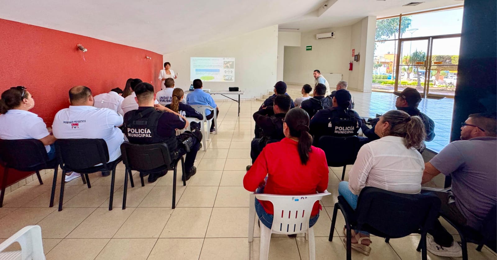 Capacitan a policías de Guamúchil sobre seguridad vial