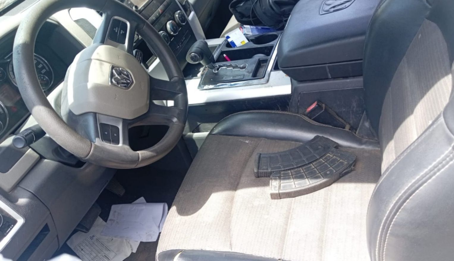 Camioneta Ram con cargadores en el asiento