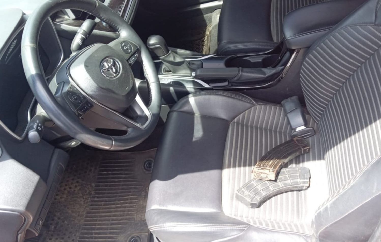 Toyota Corolla con cargadores en el asiento