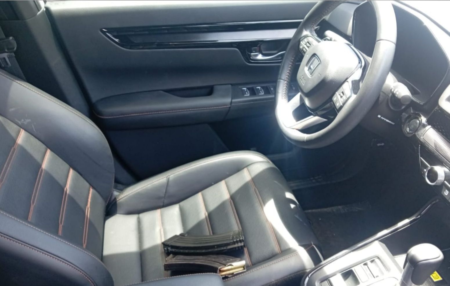 Vehículo Honda a con cargadores en el asiento