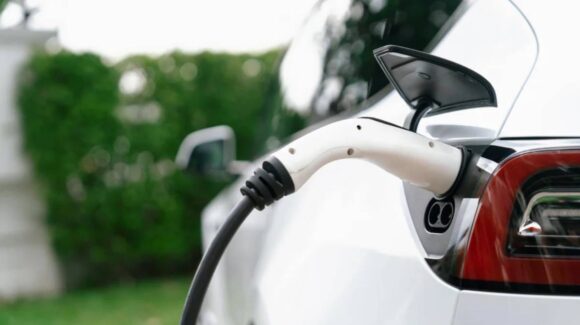 Calor extremo: cuál es la mejor hora para cargar tu auto eléctrico sin dañar la batería