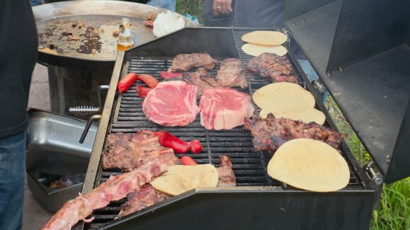 Con carnita asada por la paz, se manifiestan ciudadanos frente al Ayuntamiento de Culiacán