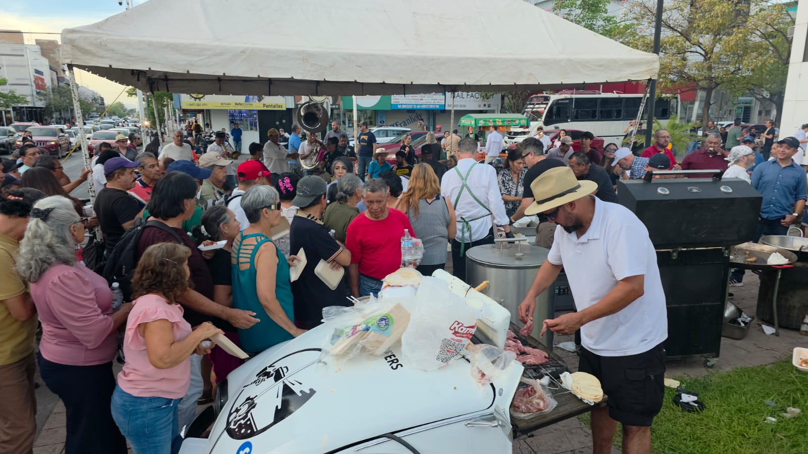 Carne asada en inmediaciones del Ayto. de Culiacán