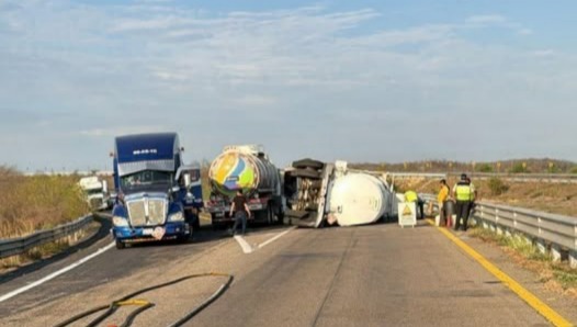 Reabren circulación en la carretera Mazatlán-Durango tras volcadura de cisterna con combustible