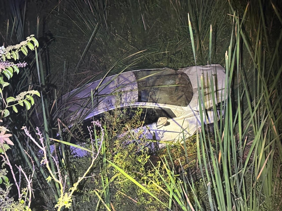 Carro cae en un dren, Guasave