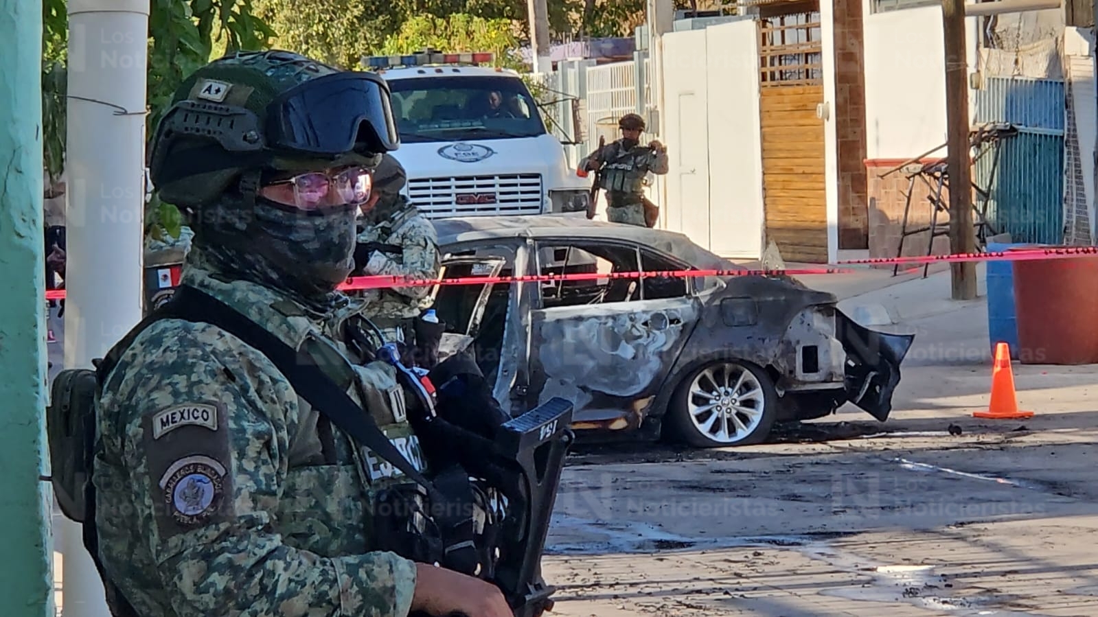 Carro calcinado tras ataque a balazos contra dos domicilios en El Palmito, de Culiacán