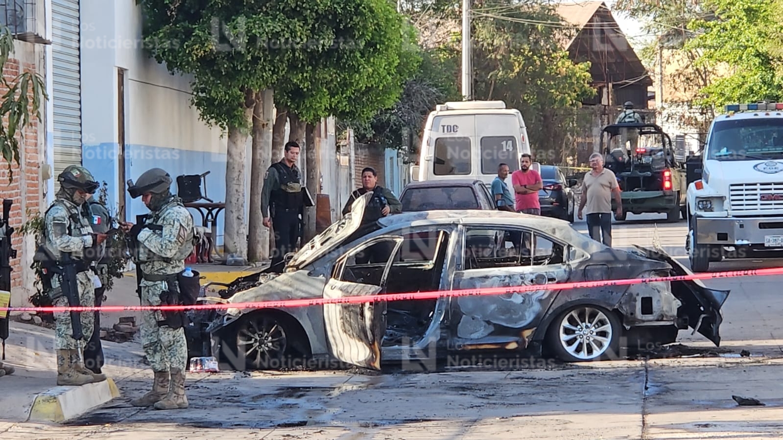 Carro calcinado tras ataque a balazos contra dos domicilios en El Palmito, de Culiacán