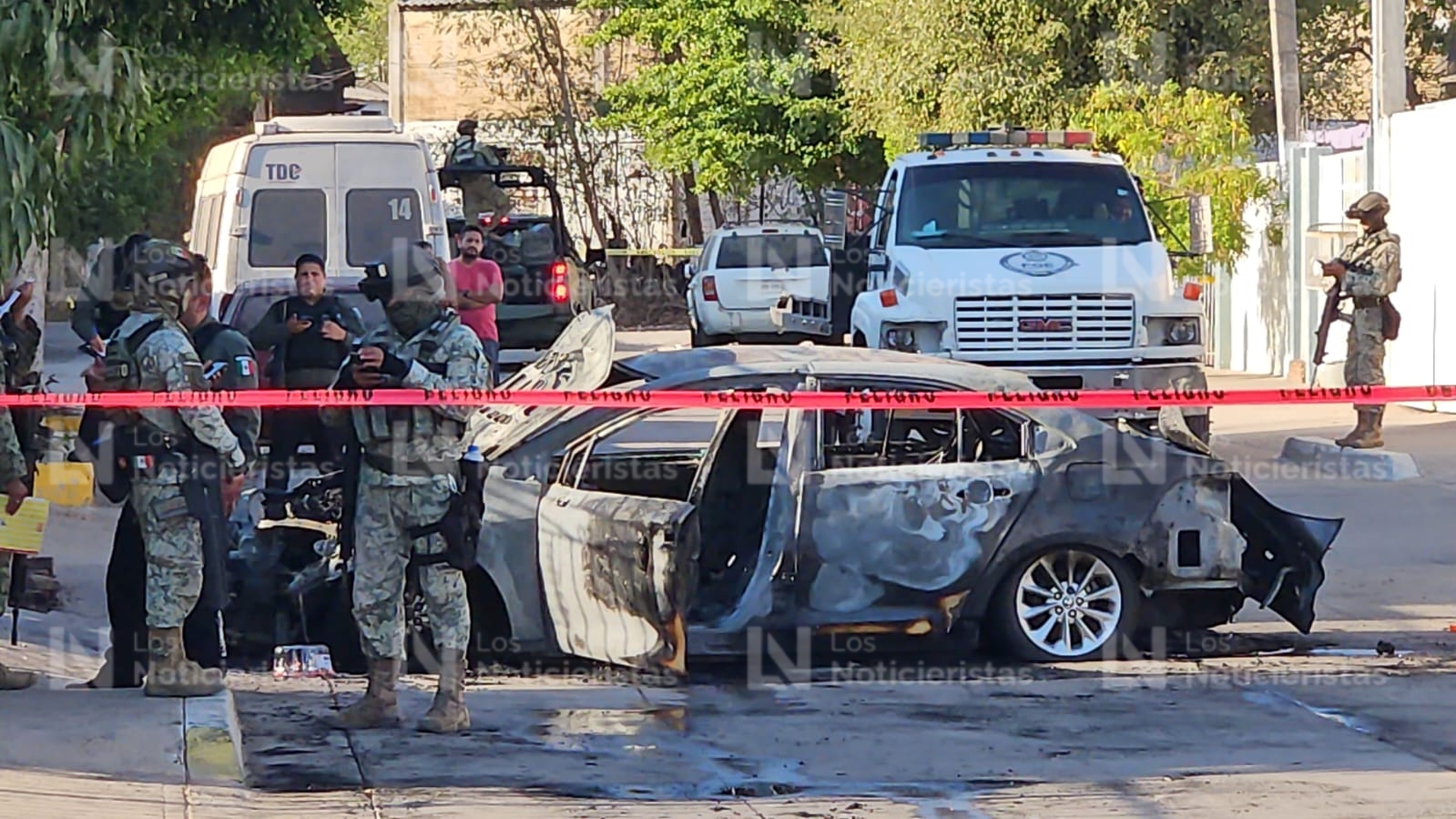 Carro calcinado tras ataque a balazos contra dos domicilios en El Palmito, de Culiacán