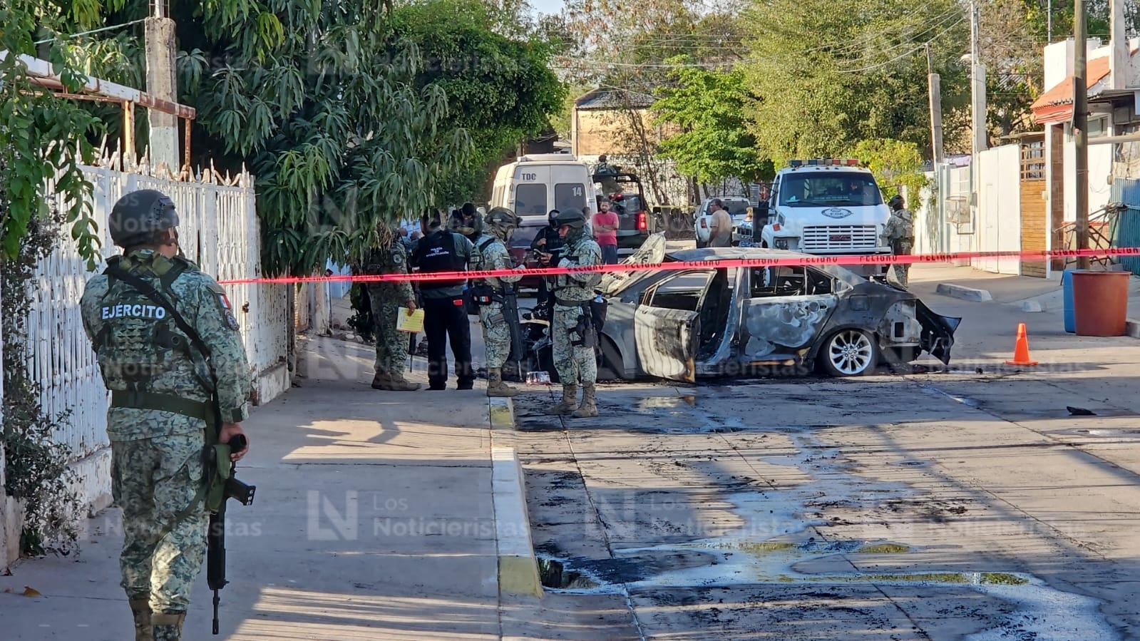 Carro calcinado tras ataque a balazos contra dos domicilios en El Palmito, de Culiacán