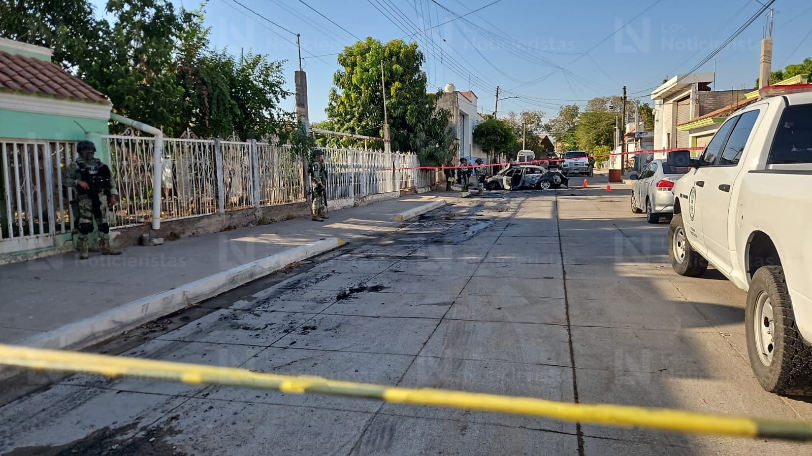 Carro calcinado tras ataque a balazos contra dos domicilios en El Palmito, de Culiacán