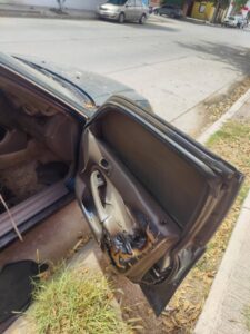 Carro incendiado en Los Mochis