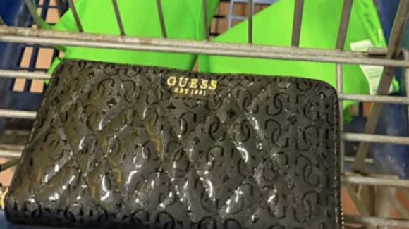 Buscan cartera extraviada en Walmart Guasave; piden apoyo urgente para recuperar documentos importantes