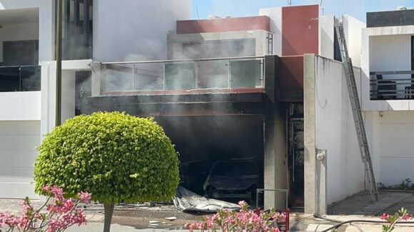¡Había dos carros en la cochera! Tirotean y queman una vivienda en Santa Fe al norte de Culiacán; no hay heridos