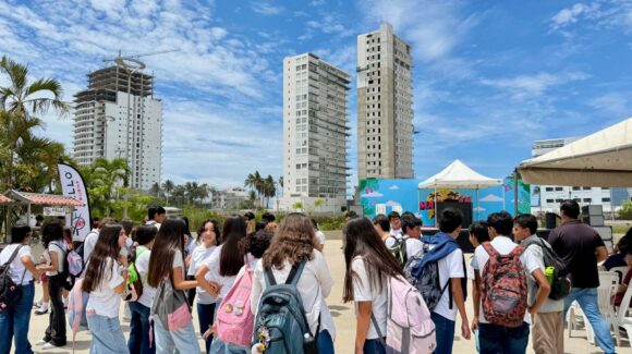 Celebran a estudiantes de secundaria por su día con el “Mazatlán Fest” en Parque Central